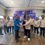 Ketua PWI Aceh Nasir Nurdin menyerahkan pataka kepada Sa'dul Bahri yang terpilih sebagai Ketua PWI Aceh Barat periode 2025-2028 di Gedung PWI Aceh, Sabtu (31/5).