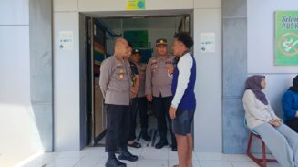 Kapolres Sabang AKBP Sukoco turun langsung ke lokasi di Puskesmas Iboih, untuk melihat wisatawan asal Malaysia yang meninggal dunia saat menyelam di spot diving bawah laut Sabang, Sabtu (31/5). (Foto: Dok. Polres Sabang)