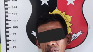 Unit Reskrim Polsek Kuta Alam mengamankan seorang pencuri AC di salah satu ruang di RSUDZA Banda Aceh.