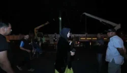 Wali Kota Banda Aceh Illiza Sa’aduddin Djamal memimpin langsung aksi penertiban baliho ilegal di kawasan Taman Putroe Phang Banda Aceh, Jum'at malam (30/5). (Foto: For Infoaceh.net)