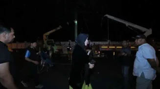 Wali Kota Banda Aceh Illiza Sa’aduddin Djamal memimpin langsung aksi penertiban baliho ilegal di kawasan Taman Putroe Phang Banda Aceh, Jum'at malam (30/5). (Foto: For Infoaceh.net)