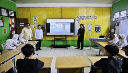 Presiden Prabowo Subianto mengunjungi salah satu ruang kelas untuk menyaksikan langsung demonstrasi penggunaan smart board atau papan interaktif, di SD Negeri Cimahpar 5, Kota Bogor, Provinsi Jawa Barat pada Jumat, 2 Mei 2025. (Foto: BPMI Setpres)