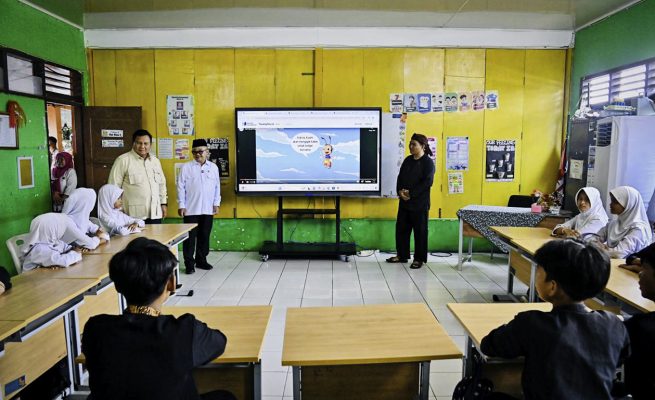 Presiden Prabowo Subianto mengunjungi salah satu ruang kelas untuk menyaksikan langsung demonstrasi penggunaan smart board atau papan interaktif, di SD Negeri Cimahpar 5, Kota Bogor, Provinsi Jawa Barat pada Jumat, 2 Mei 2025. (Foto: BPMI Setpres)