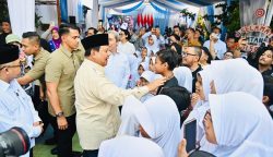Ketibaan Presiden di SD Negeri Cimahpar 5, Kota Bogor, Provinsi Jawa Barat pada Jumat, 2 Mei 2025, disambut meriah oleh anak-anak sekolah yang sudah menantikan kehadirannya. (Foto: BPMI Setpres)