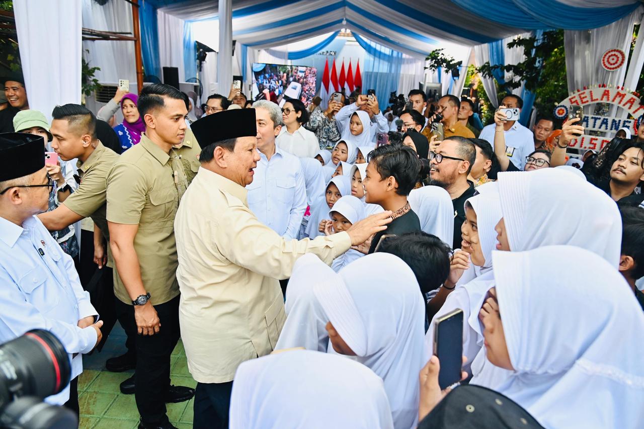 Ketibaan Presiden di SD Negeri Cimahpar 5, Kota Bogor, Provinsi Jawa Barat pada Jumat, 2 Mei 2025, disambut meriah oleh anak-anak sekolah yang sudah menantikan kehadirannya. (Foto: BPMI Setpres)