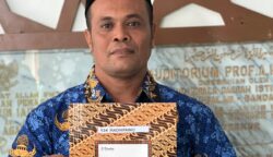 Radhipaino, petugas kebersihan di Kampus UIN Ar-Raniry selama hampir dua dekade kini diangkat menjadi Pegawai Pemerintah dengan Perjanjian Kerja (PPPK). (Foto: For Infoaceh.net)