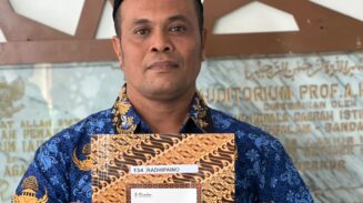 Radhipaino, petugas kebersihan di Kampus UIN Ar-Raniry selama hampir dua dekade kini diangkat menjadi Pegawai Pemerintah dengan Perjanjian Kerja (PPPK). (Foto: For Infoaceh.net)