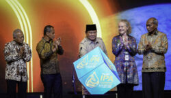 Presiden Prabowo Subianto didampingi Presiden IPA Carol J Gall dan pejabat terkait meresmikan pembukaan Konvensi dan Pameran Tahunan ke-49 Indonesian Petroleum Association (IPA Convex) Tahun 2025 yang digelar di Nusantara Hall, ICE BSD, Tangerang, pada Rabu, 21 Mei 2025. (Foto: BPMI Setpres)