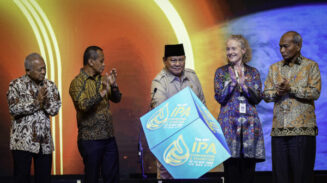 Presiden Prabowo Subianto didampingi Presiden IPA Carol J Gall dan pejabat terkait meresmikan pembukaan Konvensi dan Pameran Tahunan ke-49 Indonesian Petroleum Association (IPA Convex) Tahun 2025 yang digelar di Nusantara Hall, ICE BSD, Tangerang, pada Rabu, 21 Mei 2025. (Foto: BPMI Setpres)