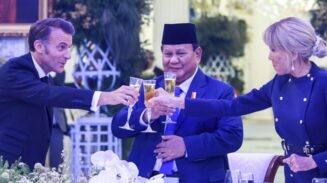 Prabowo Bersulang untuk Macron di Istana: Diplomasi Angkat Gelas dan Pesona Tradisi