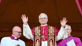 Paus Leo XIV saat pidato pertama di Balkon Basilika Santo Petrus. Kini Beliau menghadapi isu tak sedap terkait oknum pendeta. (Vatican News)