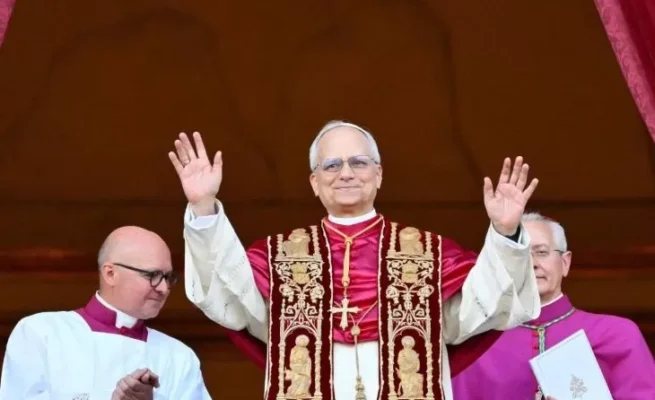 Paus Leo XIV saat pidato pertama di Balkon Basilika Santo Petrus. Kini Beliau menghadapi isu tak sedap terkait oknum pendeta. (Vatican News)