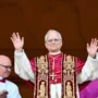 Paus Leo XIV saat pidato pertama di Balkon Basilika Santo Petrus. Kini Beliau menghadapi isu tak sedap terkait oknum pendeta. (Vatican News)