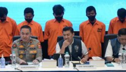 “Kami melakukan penangkapan terhadap enam tersangka di sejumlah wilayah, yakni Jawa Barat, Jawa Tengah, Lampung, dan Bengkulu,” ujar Himawan dalam konferensi pers di Gedung Bareskrim Polri, Jakarta, Rabu (21/5/2025).