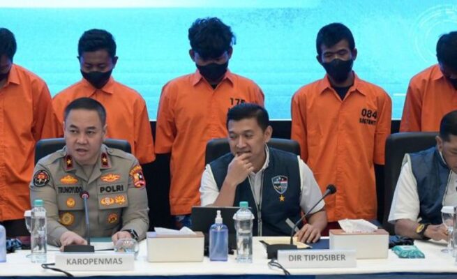 “Kami melakukan penangkapan terhadap enam tersangka di sejumlah wilayah, yakni Jawa Barat, Jawa Tengah, Lampung, dan Bengkulu,” ujar Himawan dalam konferensi pers di Gedung Bareskrim Polri, Jakarta, Rabu (21/5/2025).