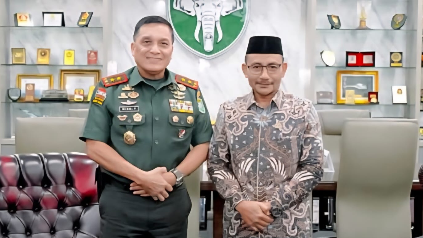 Anggota DPD RI asal Aceh H Sudirman atau Haji Uma saat bertemu dengan Pangdam Iskandar Muda Mayjen TNI Niko Fahrizal beberapa waktu lalu