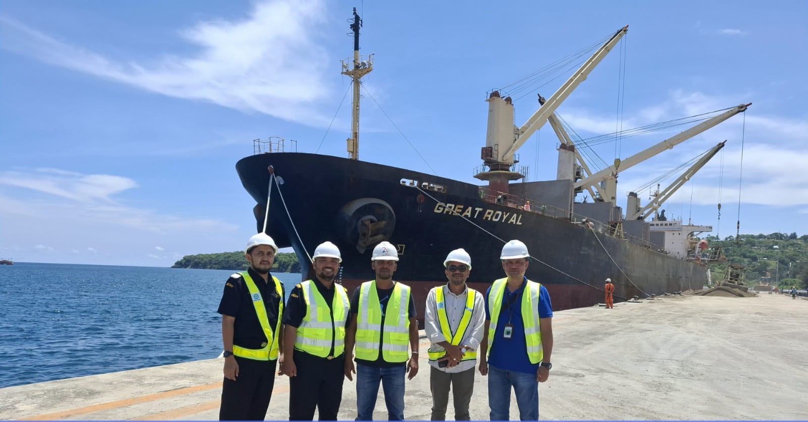 PT Aceh Kiat Beutari (AKB), salah satu UMKM binaan Bea Cukai Aceh, melakukan ekspor tanah pozzolan ke Bangladesh, Kamis, 1 Mei 2025