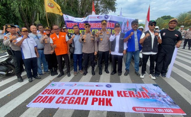Polisi ikut bergabung dengan peserta aksi Hari Buruh Internasional di Banda Aceh, Kamis (1/5)