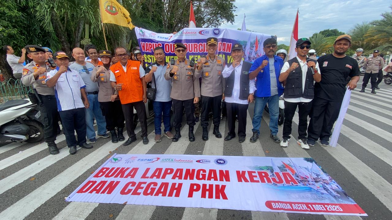 Polisi ikut bergabung dengan peserta aksi Hari Buruh Internasional di Banda Aceh, Kamis (1/5)