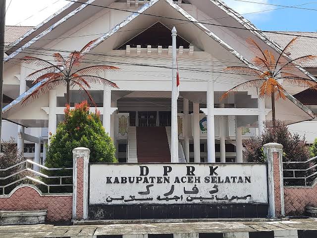 Menurut Fadhli Irman, sebagai representasi rakyat yang digaji dan diberikan berbagai fasilitas oleh negara melalui uang rakyat, tentunya DPRK Aceh Selatan diharapkan dapat berkontribusi maksimal dalam pembangunan daerah.