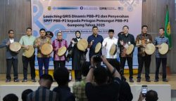 Wali Kota Banda Aceh Illiza Sa’aduddin Djamal dan Wakil Wali Kota saat meluncurkan QRIS Dinamis di Balai Kota, Jum'at (2/5/2025). (Foto: For Infoaceh.net)