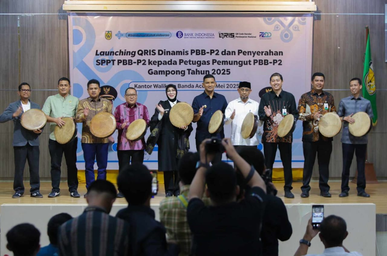Wali Kota Banda Aceh Illiza Sa’aduddin Djamal dan Wakil Wali Kota saat meluncurkan QRIS Dinamis di Balai Kota, Jum'at (2/5/2025). (Foto: For Infoaceh.net)