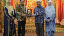 Wakil Gubernur Aceh Fadhlullah, menerima kunjungan Menteri Besar Kelantan Yang Amat Berhormat Ustadz Dato’ Mohd Nassuruddin bin Haji Daud dan rombongan, di aula rumah dinas Wakil Gubernur Aceh, Jum’at (2/5). (Foto: For Infoaceh.net)