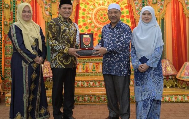 Wakil Gubernur Aceh Fadhlullah, menerima kunjungan Menteri Besar Kelantan Yang Amat Berhormat Ustadz Dato’ Mohd Nassuruddin bin Haji Daud dan rombongan, di aula rumah dinas Wakil Gubernur Aceh, Jum’at (2/5). (Foto: For Infoaceh.net)