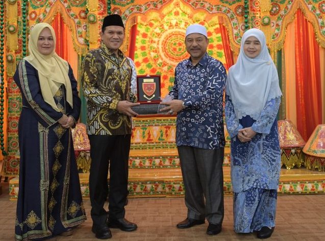 Wakil Gubernur Aceh Fadhlullah, menerima kunjungan Menteri Besar Kelantan Yang Amat Berhormat Ustadz Dato’ Mohd Nassuruddin bin Haji Daud dan rombongan, di aula rumah dinas Wakil Gubernur Aceh, Jum’at (2/5). (Foto: For Infoaceh.net)
