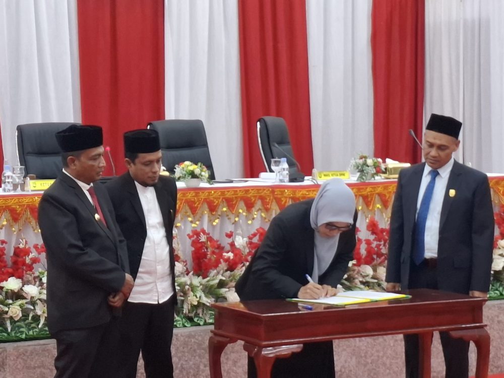 Ketua DPRK Sabang Magdalaina menandatangani berita acara penetapan Wali Kota Sabang terpilih, Jum'at sore (2/5). (Foto: Infoaceh.net/Andi Armi)