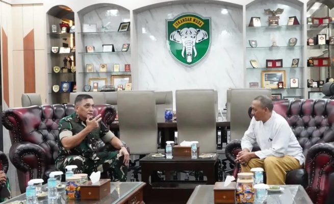 Pangdam IM Mayjen TNI Niko Fahrizal, menerima audiensi Plt. Kepala Bappeda Aceh Dr Husnan, Jumat siang (2/5) di ruang kerja Pangdam, Makodam IM, Banda Aceh