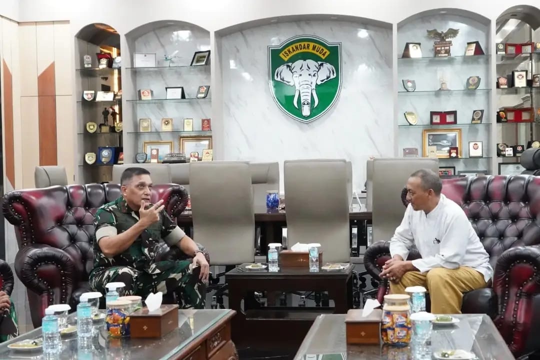 Pangdam IM Mayjen TNI Niko Fahrizal, menerima audiensi Plt. Kepala Bappeda Aceh Dr Husnan, Jumat siang (2/5) di ruang kerja Pangdam, Makodam IM, Banda Aceh
