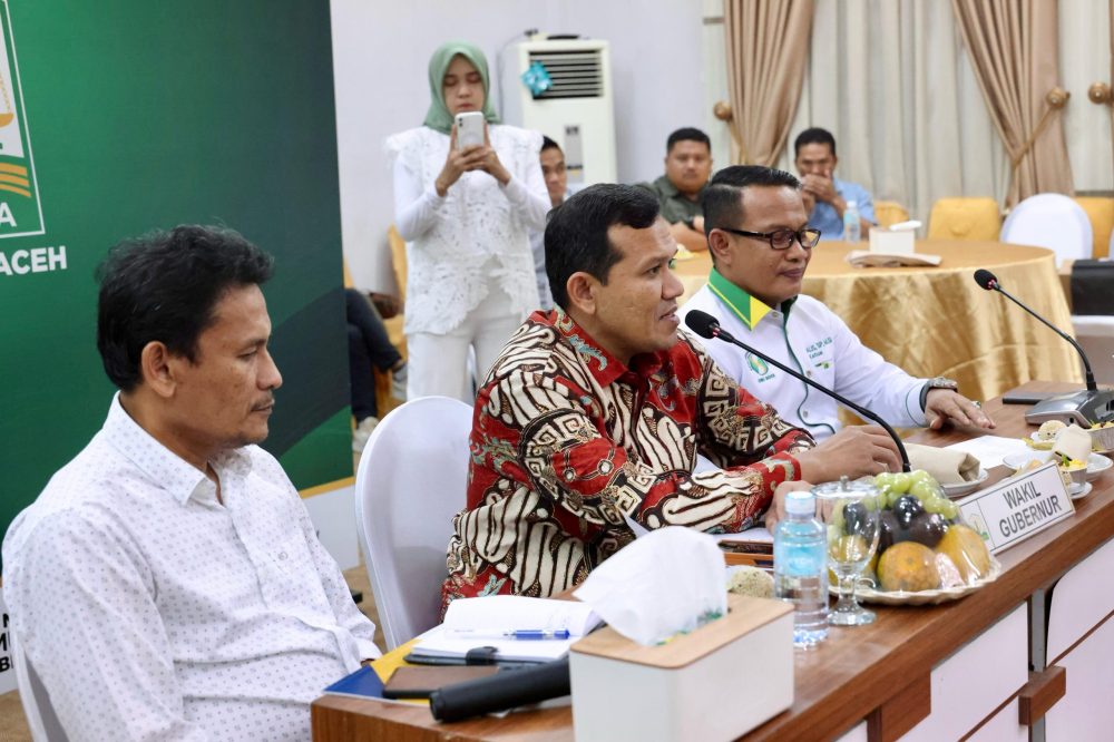 Wakil Gubernur Aceh Fadhullah, menerima kunjungan silaturrahmi Ikatan Saudagar Muslim Indonesia (ISMI) Aceh, di aula rumah dinas Wakil Gubernur Aceh, Kamis malam (1/5/2025)