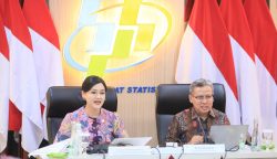 Kepala Eksekutif Pengawas Perilaku Pelaku Usaha Jasa Keuangan, Edukasi dan Pelindungan Konsumen OJK Friderica Widyasari Dewi dan Deputi Bidang Statistik Sosial BPS Ateng Hartono