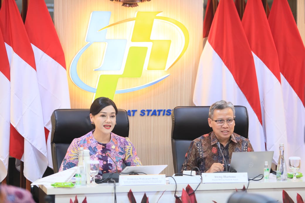 Kepala Eksekutif Pengawas Perilaku Pelaku Usaha Jasa Keuangan, Edukasi dan Pelindungan Konsumen OJK Friderica Widyasari Dewi dan Deputi Bidang Statistik Sosial BPS Ateng Hartono