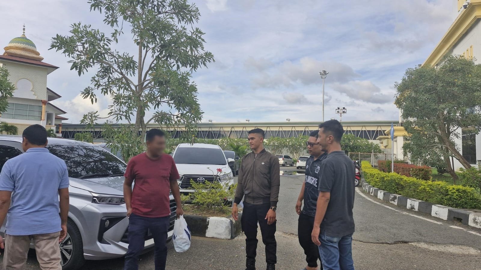 Seorang warga Aceh asal Kecamatan Kuala, Kabupaten Bireuen dipulangkan dari Malaysia karena alami depresi berat. AZ tiba di Bandara Internasional SIM Blang Bintang, Aceh Besar, Kamis sore (1/5)