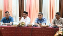 Wakil Bupati Aceh Besar Drs H Syukri A Jalil didampingi Ketua dan Wakil Ketua DPRK Aceh Besar menyampaikan pandangan terkait pentingnya memperingati Hari Lahir Kabupaten Aceh Besar yang telah berdiri sejak 1956