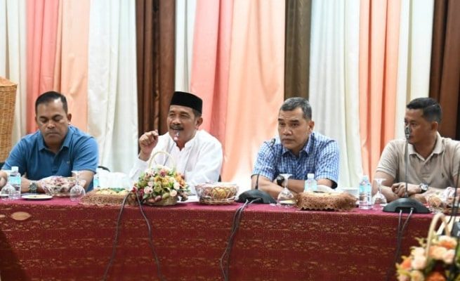 Wakil Bupati Aceh Besar Drs H Syukri A Jalil didampingi Ketua dan Wakil Ketua DPRK Aceh Besar menyampaikan pandangan terkait pentingnya memperingati Hari Lahir Kabupaten Aceh Besar yang telah berdiri sejak 1956