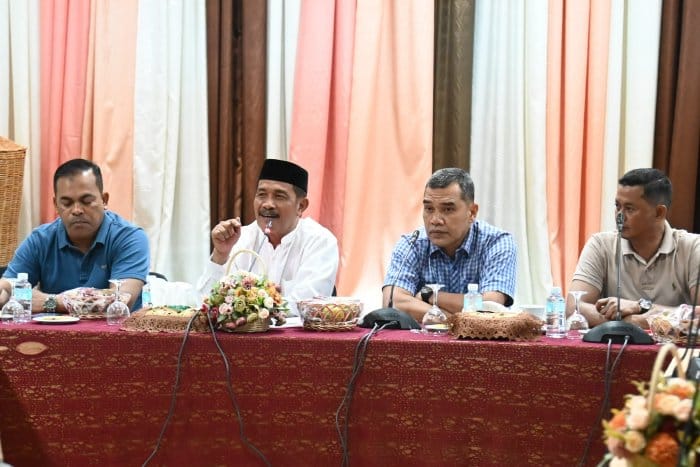 Wakil Bupati Aceh Besar Drs H Syukri A Jalil didampingi Ketua dan Wakil Ketua DPRK Aceh Besar menyampaikan pandangan terkait pentingnya memperingati Hari Lahir Kabupaten Aceh Besar yang telah berdiri sejak 1956