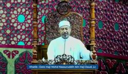 Gubernur Kelantan, Malaysia Ustadz Dato’ Panglima Perang Mohd Nassuruddin bin Haji Daud menjadi Khatib khutbah Jum'at di Masjid Oman Al-Makmur Lampriet Banda Aceh, Jum'at (2/5). (Foto: For Infoaceh.net)