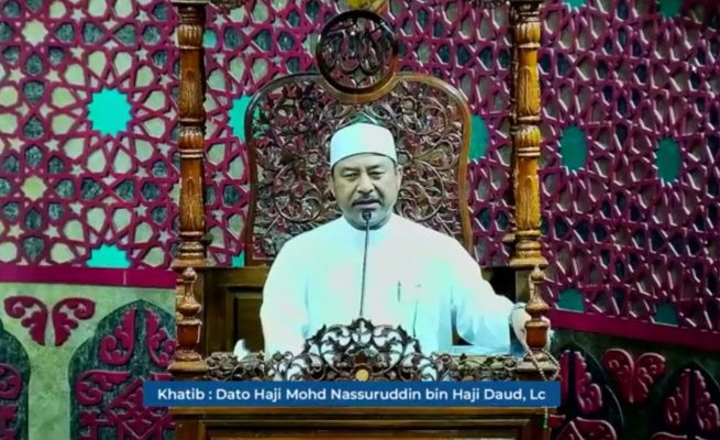 Gubernur Kelantan, Malaysia Ustadz Dato’ Panglima Perang Mohd Nassuruddin bin Haji Daud menjadi Khatib khutbah Jum'at di Masjid Oman Al-Makmur Lampriet Banda Aceh, Jum'at (2/5). (Foto: For Infoaceh.net)