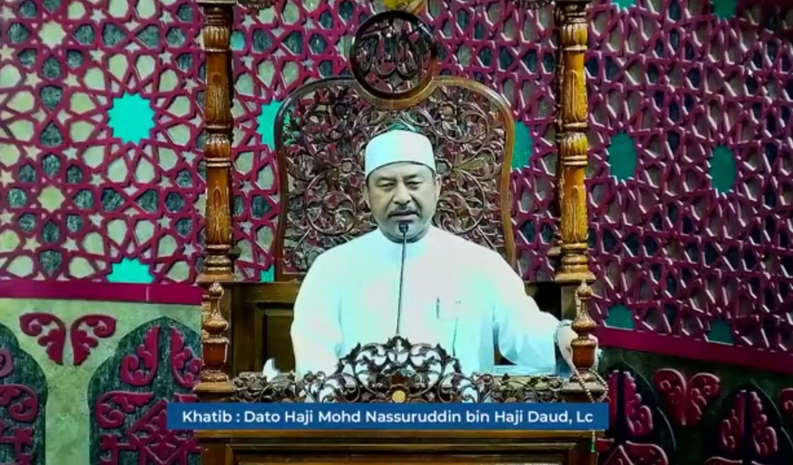 Gubernur Kelantan, Malaysia Ustadz Dato’ Panglima Perang Mohd Nassuruddin bin Haji Daud menjadi Khatib khutbah Jum'at di Masjid Oman Al-Makmur Lampriet Banda Aceh, Jum'at (2/5). (Foto: For Infoaceh.net)