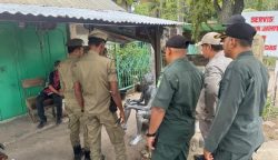 Anggota Satpol PP-WH Aceh Besar megamankan manusia silver yang mencoba beroperasi di Simpang Ajun, Kecamatan Darul Imarah, Aceh Besar, Sabtu (3/5). (Foto: Dok. Satpol PP-WH Aceh Besar)