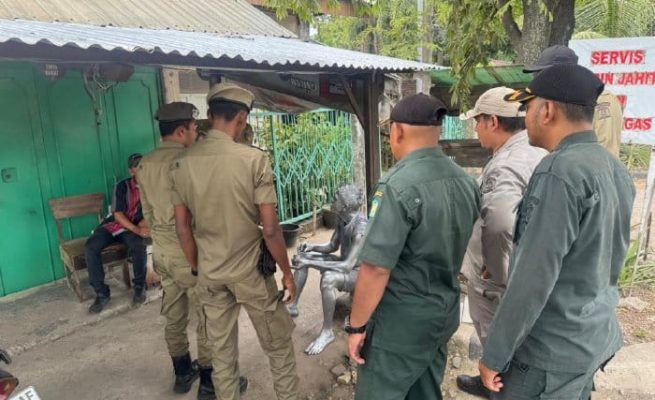 Anggota Satpol PP-WH Aceh Besar megamankan manusia silver yang mencoba beroperasi di Simpang Ajun, Kecamatan Darul Imarah, Aceh Besar, Sabtu (3/5). (Foto: Dok. Satpol PP-WH Aceh Besar)