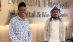 Ketua KPA Luwa Nanggroe, T Emi Syamsyumi atau Abu Salam usai menjenguk Mualem di RS Mount Elizabeth Hospital Singapura