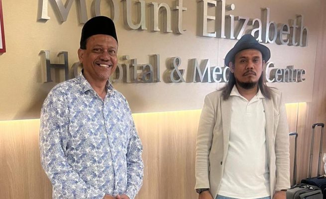 Ketua KPA Luwa Nanggroe, T Emi Syamsyumi atau Abu Salam usai menjenguk Mualem di RS Mount Elizabeth Hospital Singapura
