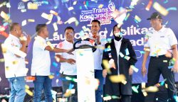 Plt Sekda Aceh M Nasir Syamaun melakukan peluncuran layanan Trans Koetaradja digital, di Depo Trans Koetaradja Kompleks Terminal Tipe A Batoh, Banda Aceh, Ahad (4/5/2025)