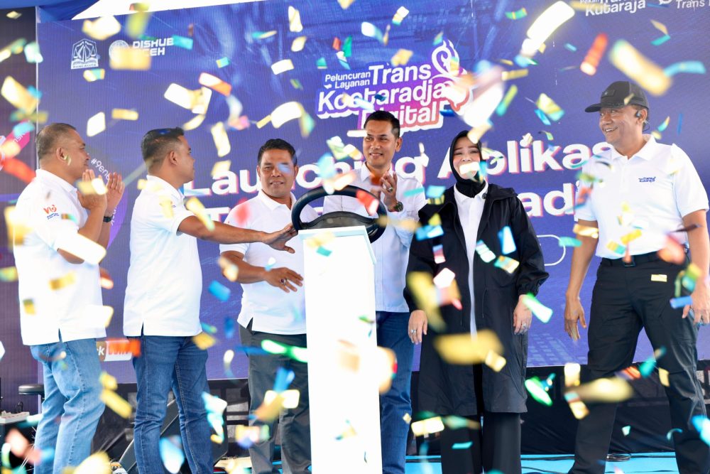 Plt Sekda Aceh M Nasir Syamaun melakukan peluncuran layanan Trans Koetaradja digital, di Depo Trans Koetaradja Kompleks Terminal Tipe A Batoh, Banda Aceh, Ahad (4/5/2025)