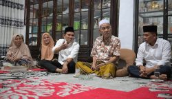 Wagub Aceh Fadhlullah didampingi istri Mukarramah bersilaturahmi dengan ulama kharismatik Aceh Abuya Amran Waly Al-Khalidy di Dayah Darul Ihsan Pawoh di Tepin Gajah Kecamatan Labuhan Haji Tengah Aceh Selatan, Sabtu (3/5)