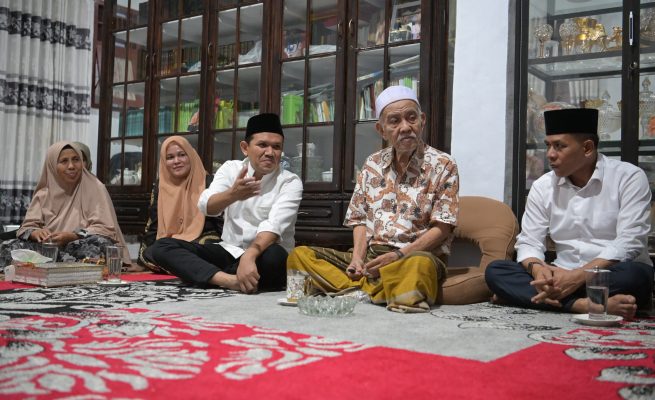 Wagub Aceh Fadhlullah didampingi istri Mukarramah bersilaturahmi dengan ulama kharismatik Aceh Abuya Amran Waly Al-Khalidy di Dayah Darul Ihsan Pawoh di Tepin Gajah Kecamatan Labuhan Haji Tengah Aceh Selatan, Sabtu (3/5)